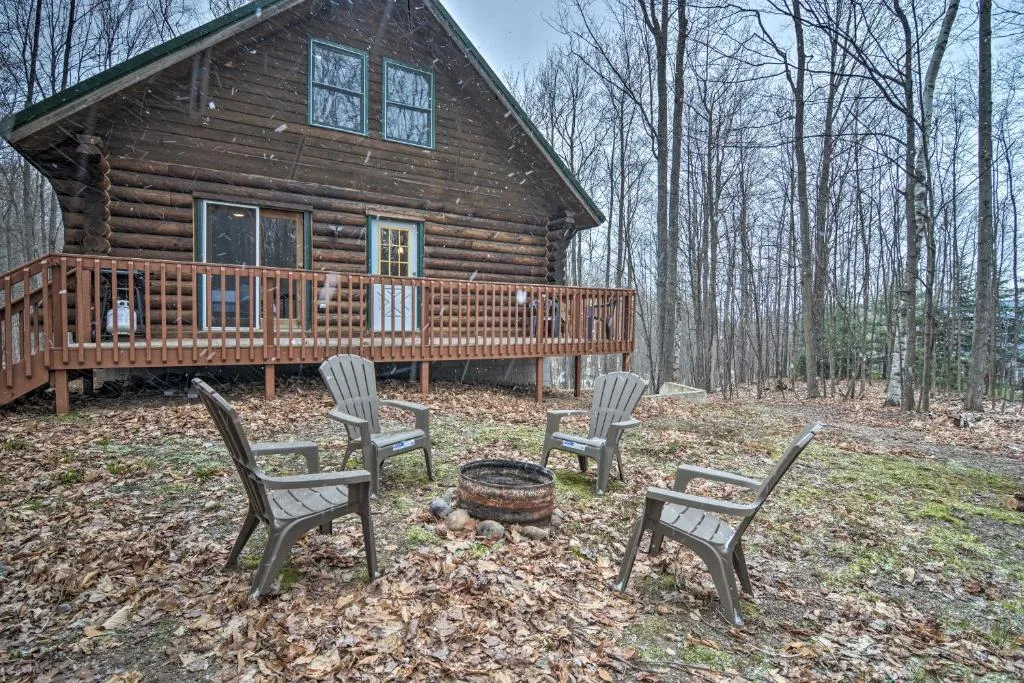 Secluded Gaylord Cabin w/ Deck, Fire Pit & Grill! — Cabin in Gaylord, Northern Michigan